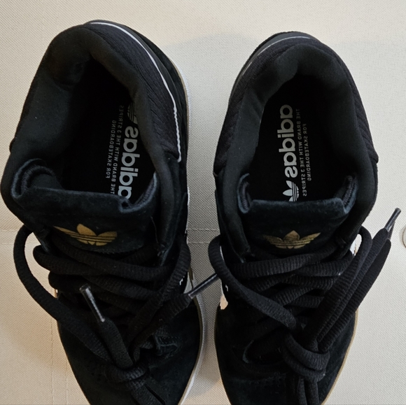 Tyshawn Jones/Adidas skateboard sneaker, blk suede upper w gold, white/gum sole - Picture 6 of 8